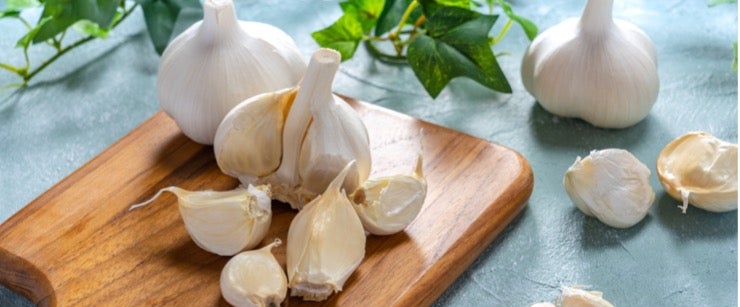 best foods for cold season: garlic cloves